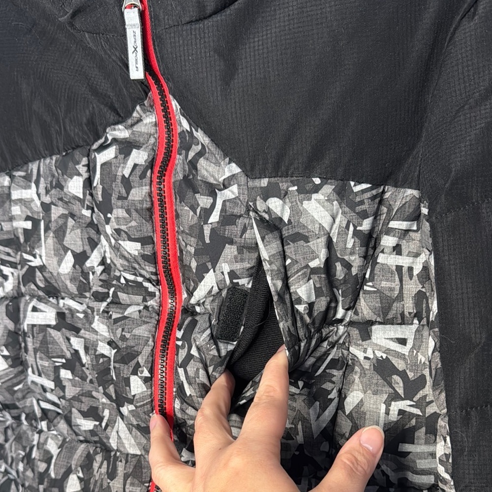 EUC Boys ZeroXposur Camouflage Hooded Puffer Jacket with Red Accents - Picture 5 of 9